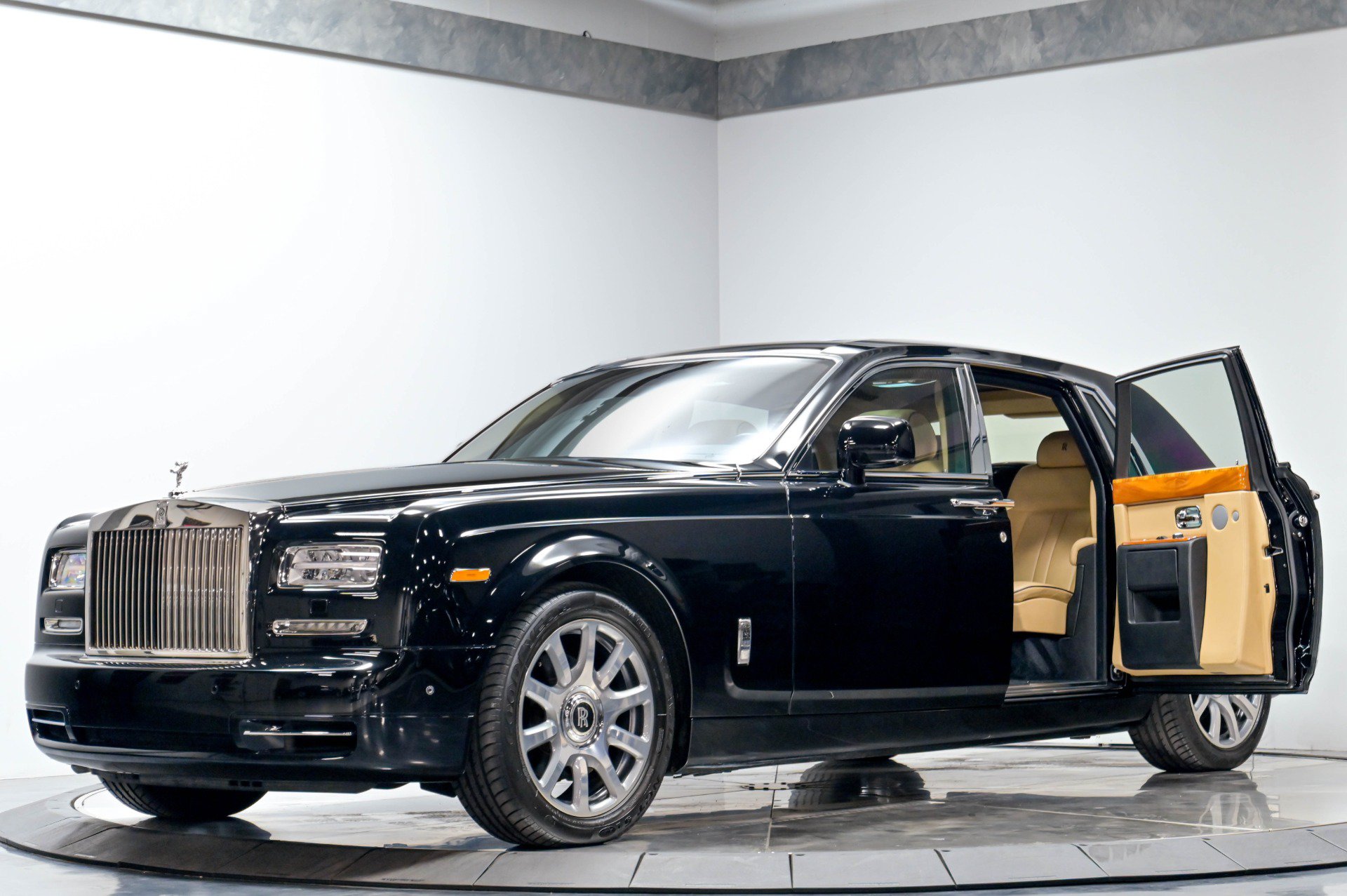 Used 2013 Rolls-Royce Phantom Sedan RWD image 2