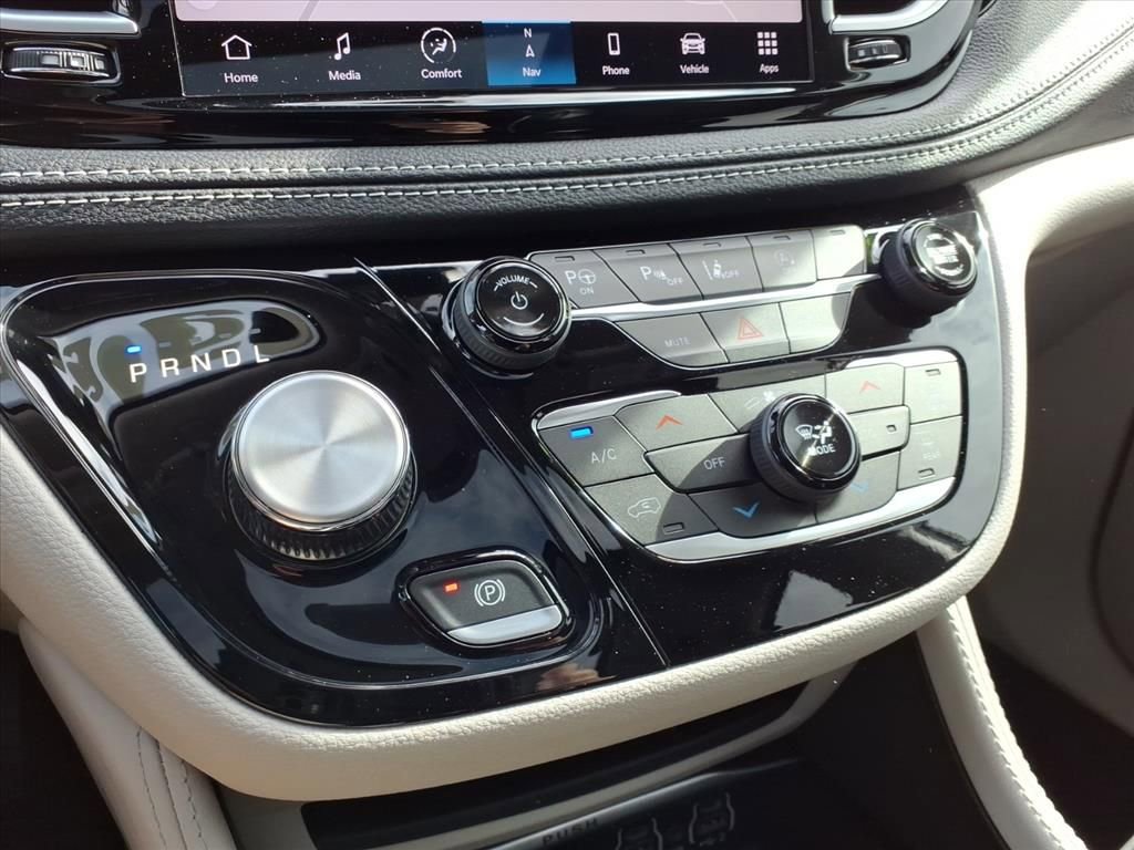 Certified 2023 Chrysler Pacifica Limited FWD image 18