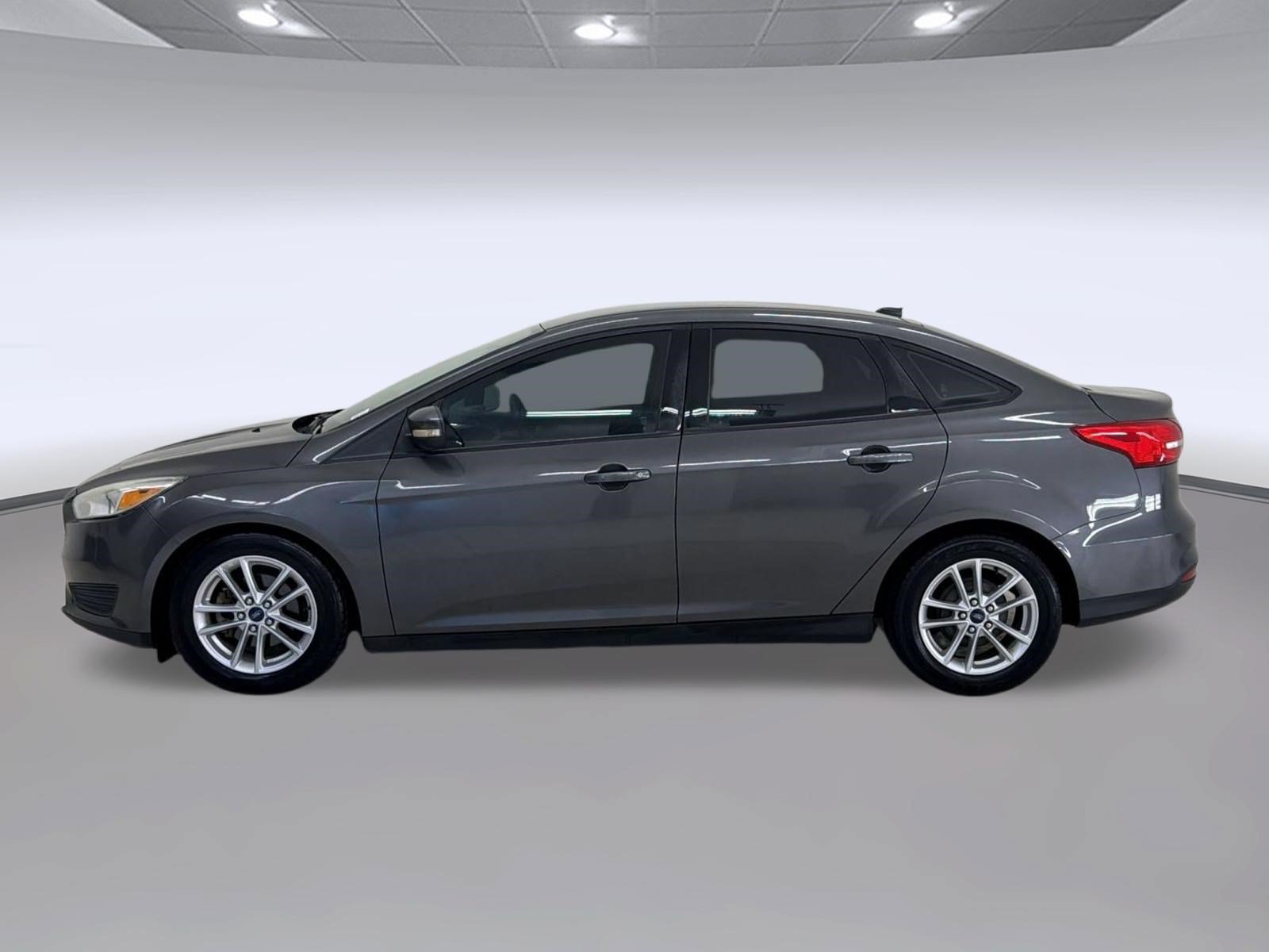 Used 2015 Ford Focus SE FWD image 2