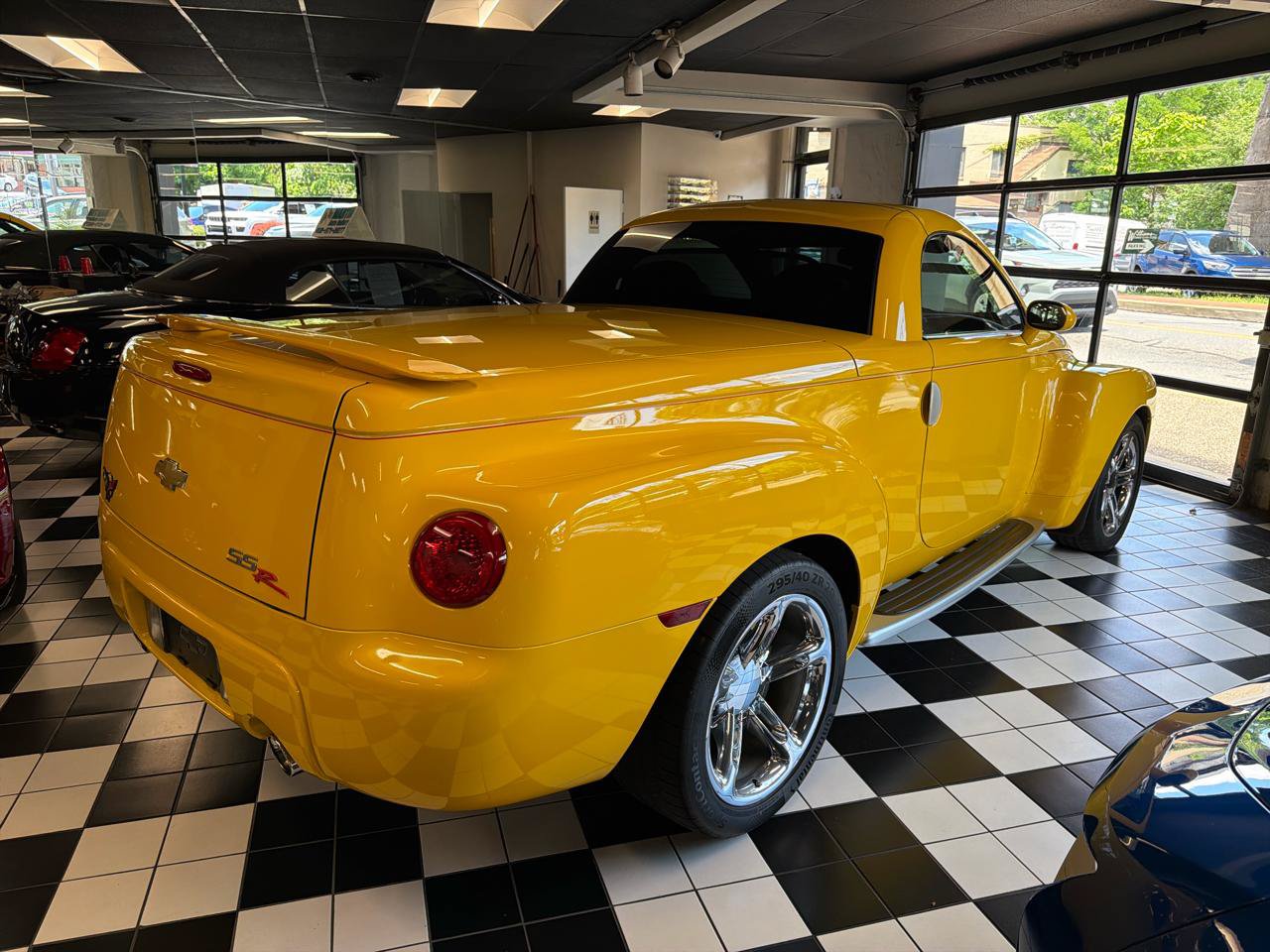 Used 2005 Chevrolet SSR w/ Preferred Equipment Group RWD image 4