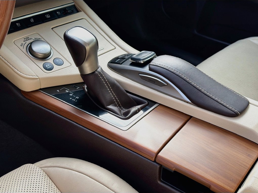 Used 2017 Lexus ES 300h w/ Luxury Package FWD image 35
