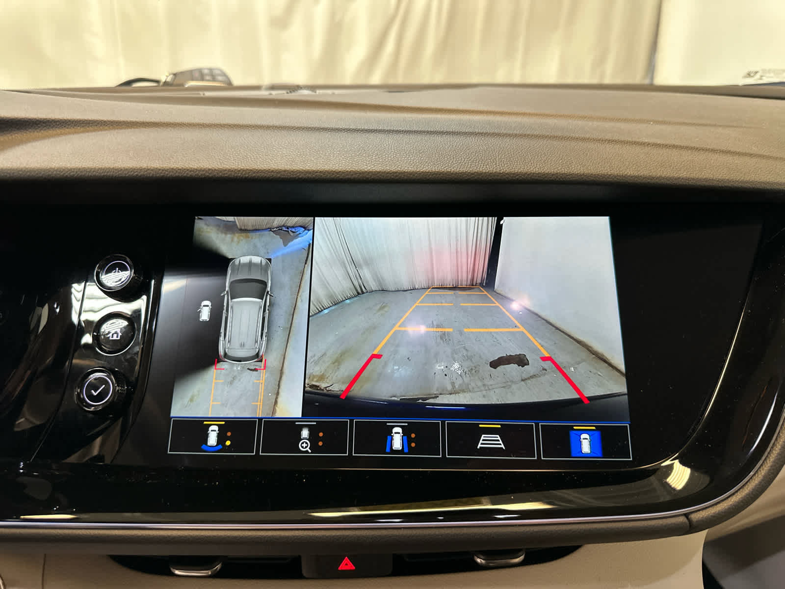 Used 2023 Buick Envision Avenir AWD/4WD image 32