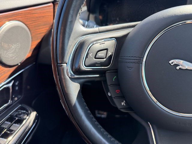 Used 2019 Jaguar XJ R-Sport RWD image 23