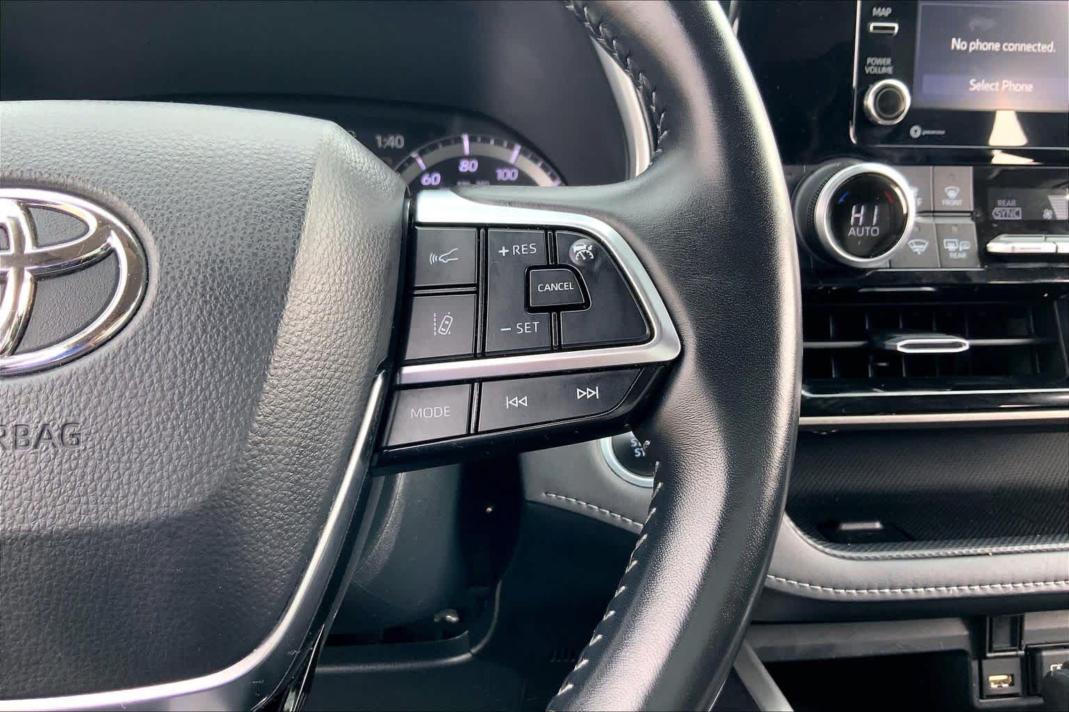 Used 2020 Toyota Highlander XLE AWD/4WD image 24