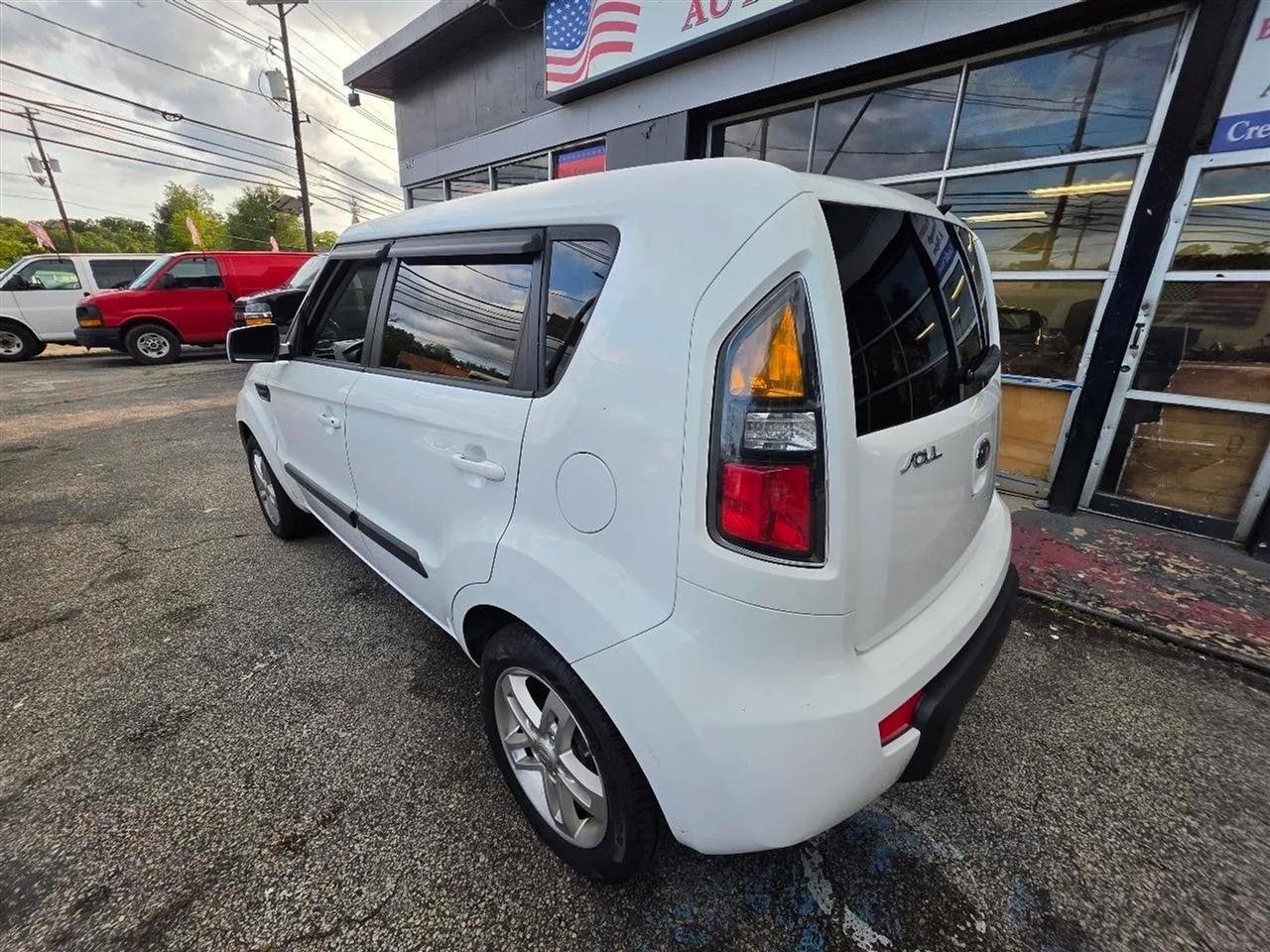 Used 2011 Kia Soul + w/ Audio Pkg FWD image 5