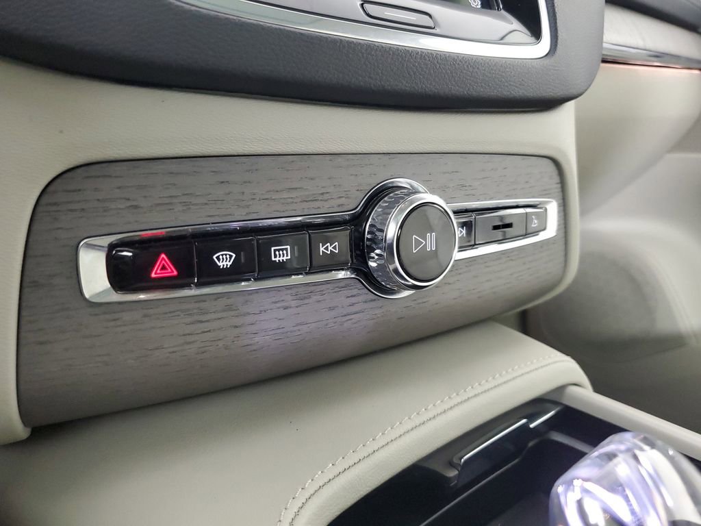Certified 2025 Volvo XC90 B6 Ultra image 33