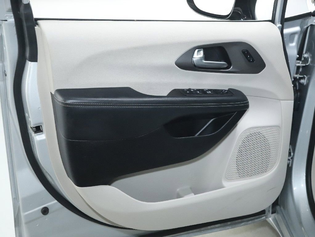 Used 2024 Chrysler Pacifica Touring-L image 15