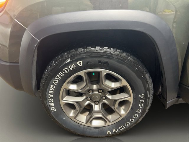 Used 2020 Jeep Cherokee Trailhawk w/ Cold Weather Group AWD/4WD image 10