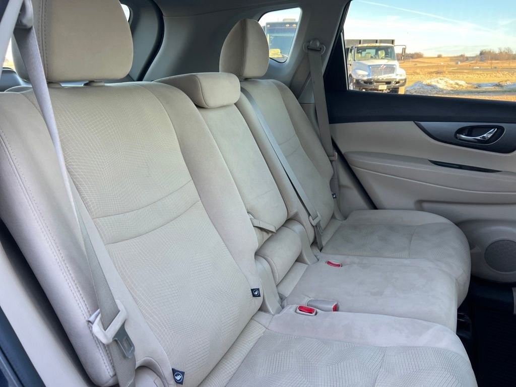 Used 2016 Nissan Rogue SV w/ SV Moonroof Package image 35