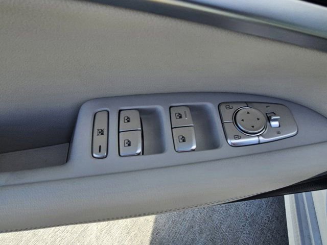 Used 2025 Genesis G70 2.5T RWD image 19