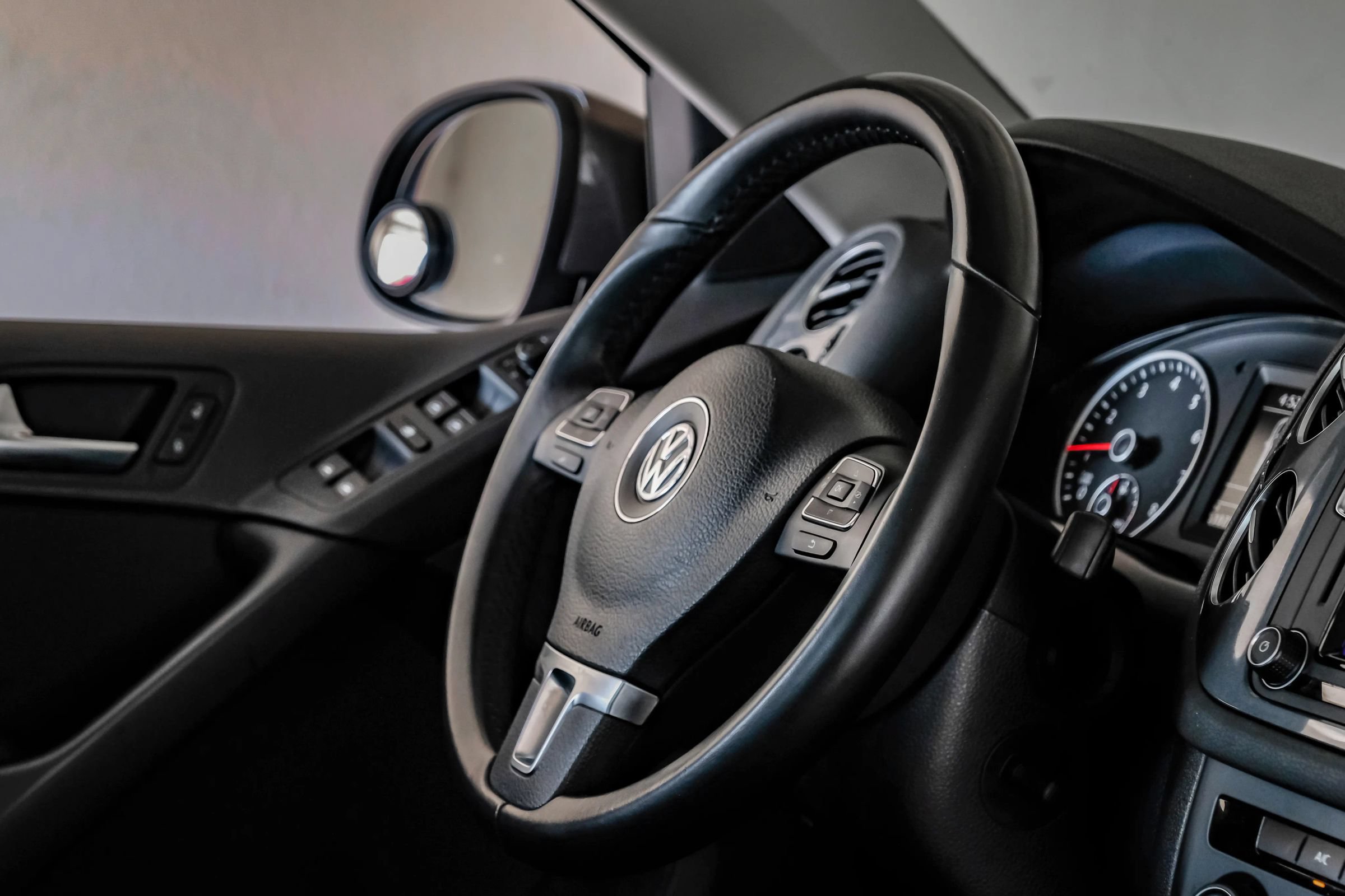 Used 2018 Volkswagen Tiguan Limited w/ Premium Package FWD image 15