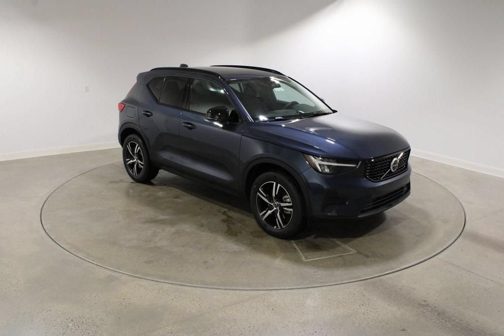 Used 2026 Volvo XC40 B5 Core w/ Climate Package AWD/4WD image 7
