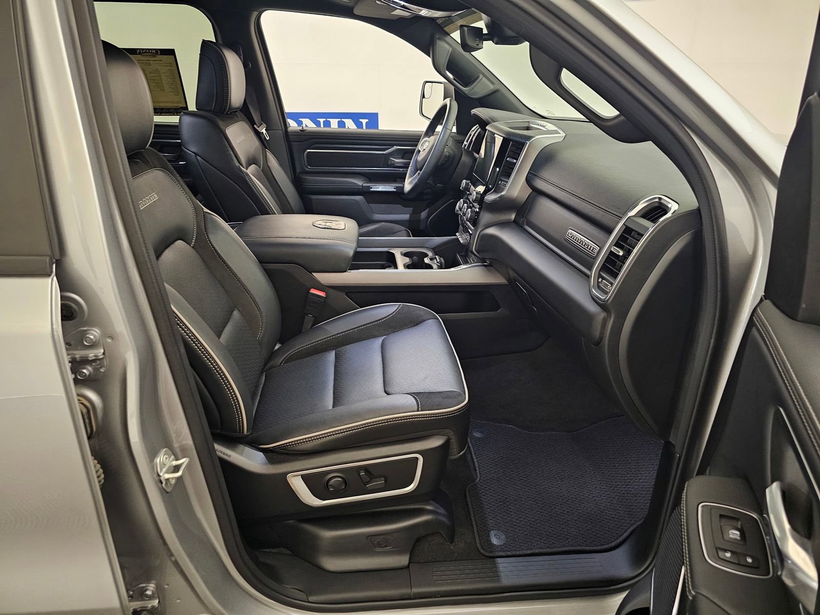 Used 2024 RAM 1500 Laramie image 30