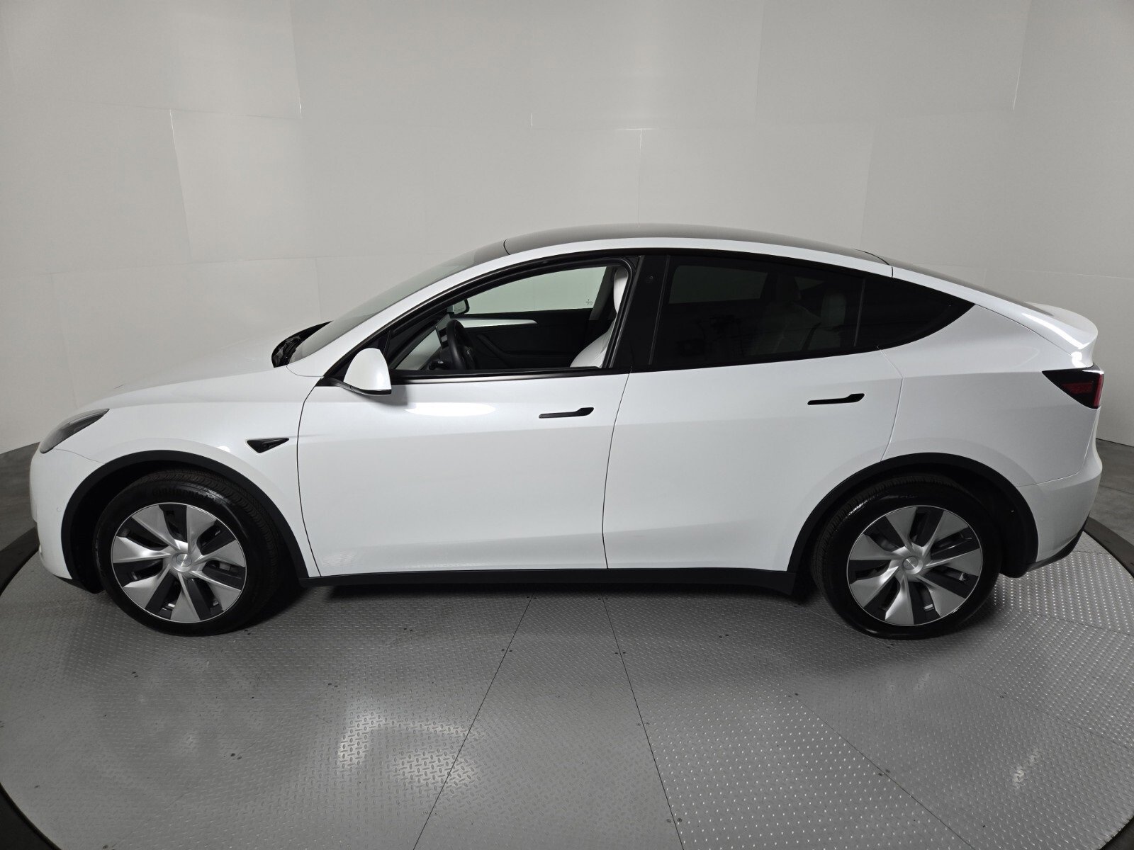 Used 2022 Tesla Model Y Long Range image 30