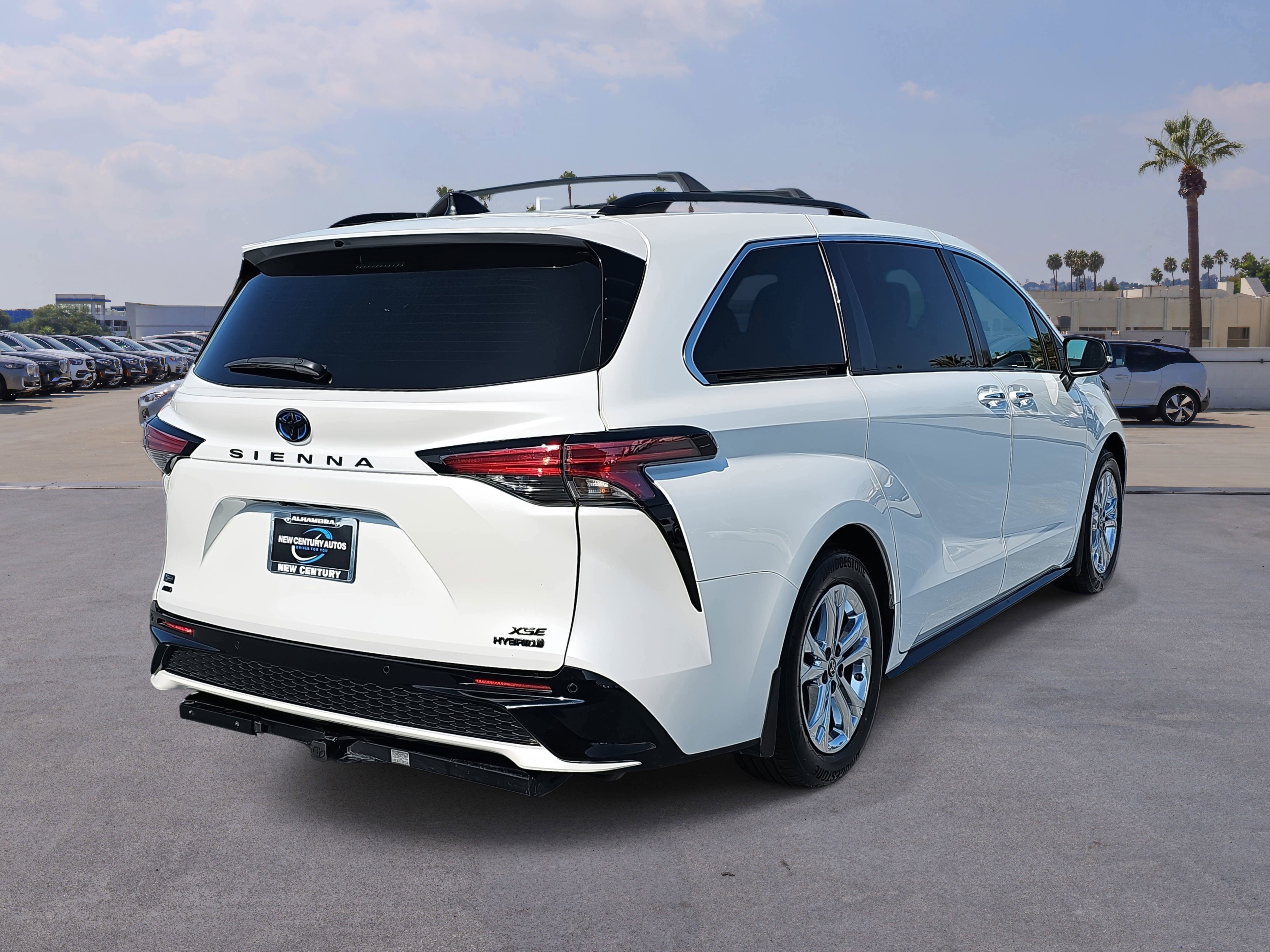Used 2023 Toyota Sienna XSE image 5