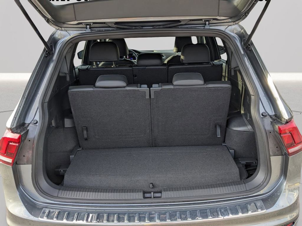 Certified 2022 Volkswagen Tiguan SE R-Line image 11