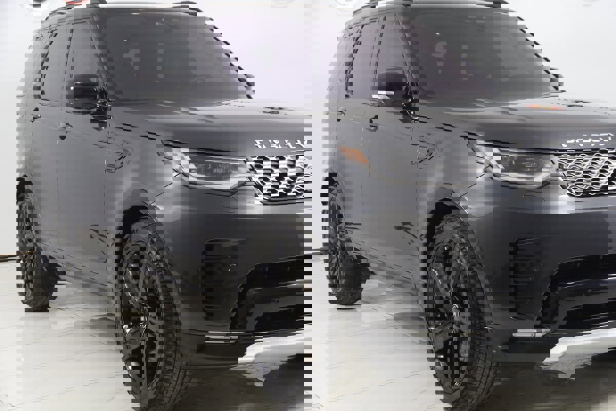 Used 2023 Land Rover Discovery Metropolitan Edition image 44