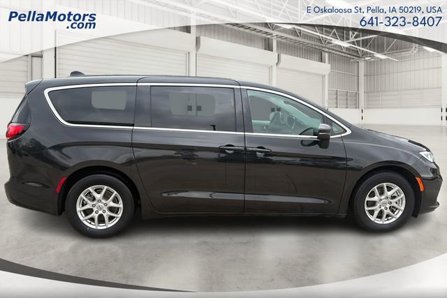 Used 2023 Chrysler Pacifica Touring-L image 2
