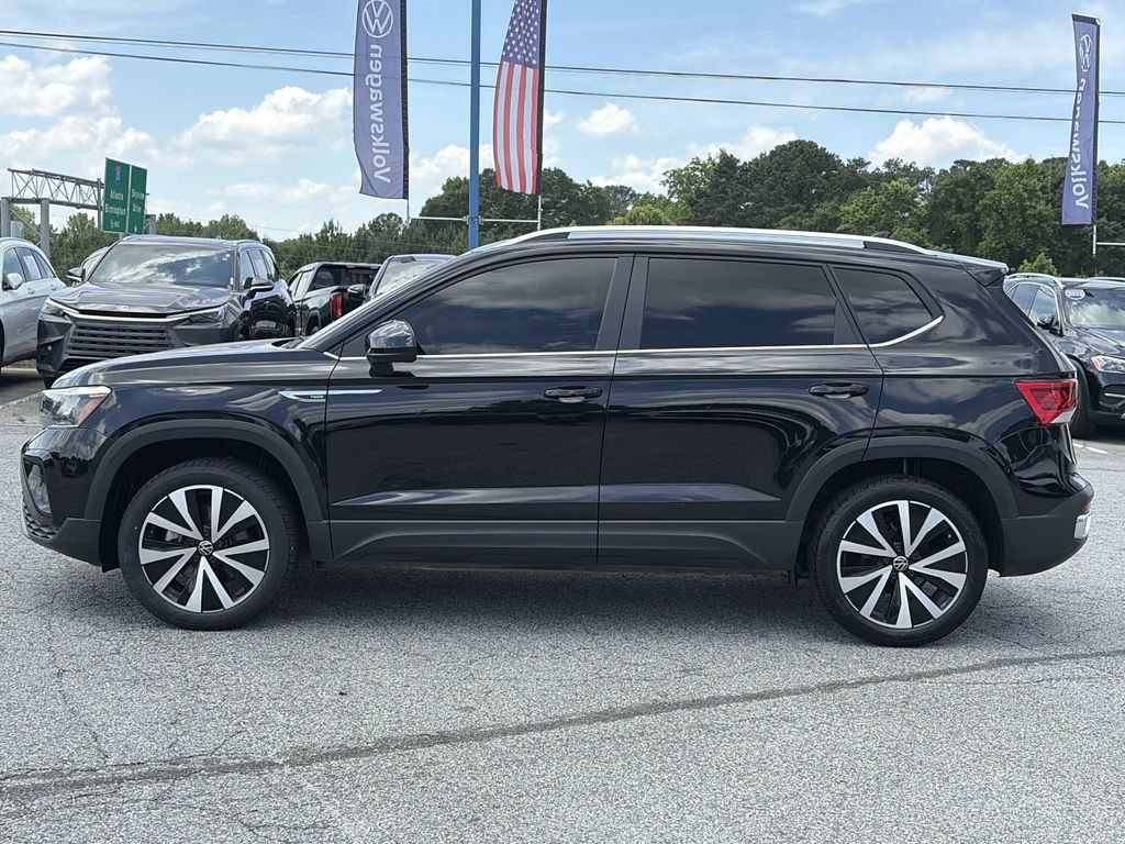 Used 2024 Volkswagen Taos SE w/ MDO Package FWD image 2