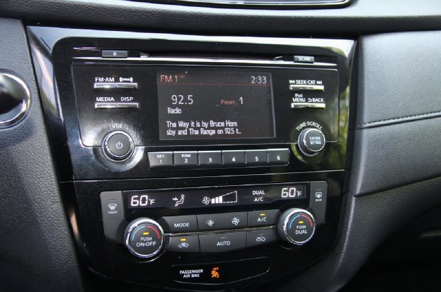 Used 2017 Nissan Rogue SV AWD/4WD image 26