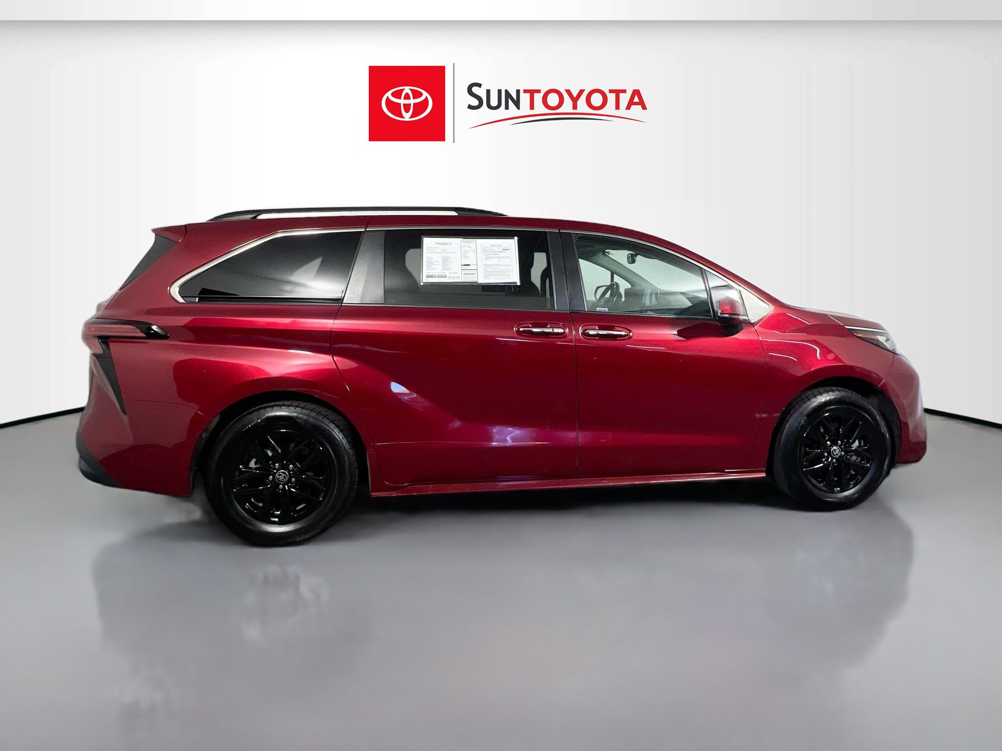 Used 2022 Toyota Sienna XLE FWD image 2