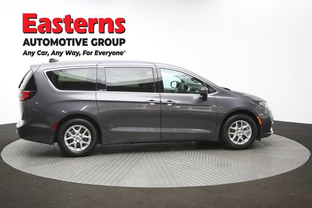 Used 2023 Chrysler Pacifica Touring-L image 48