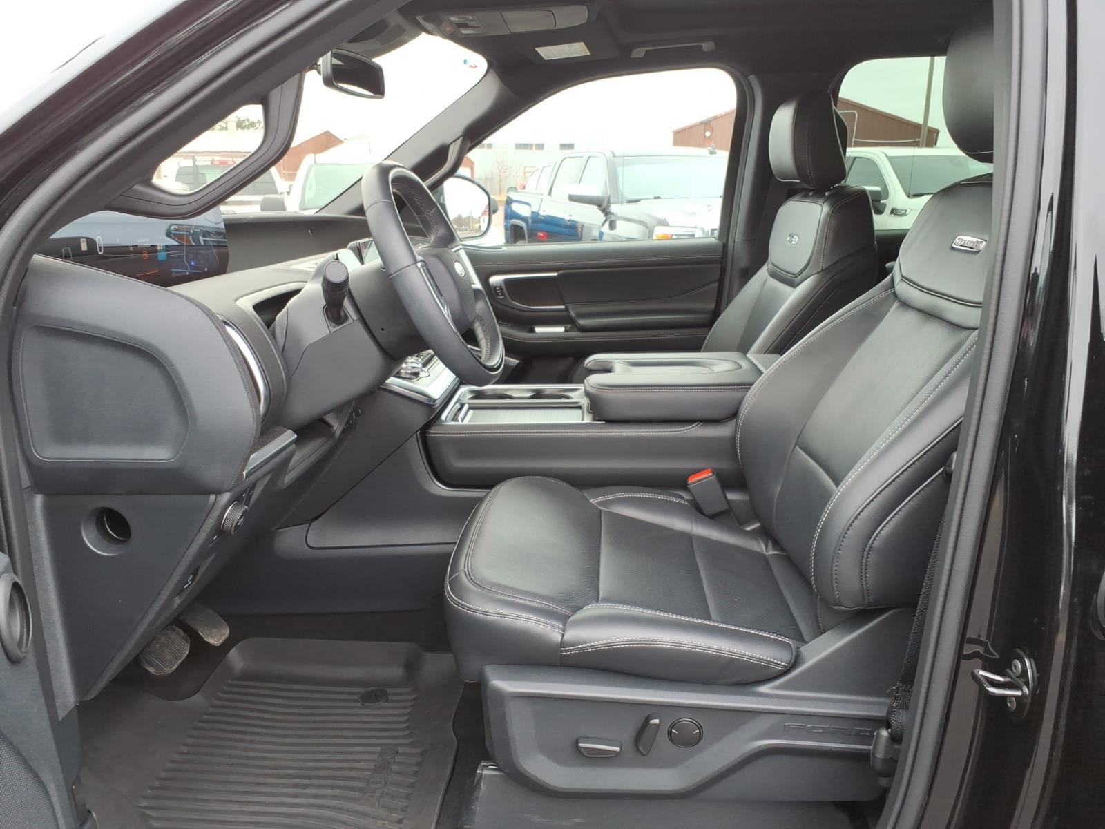 Used 2025 Ford Expedition Platinum w/ Stealth Appearance Package AWD/4WD image 13