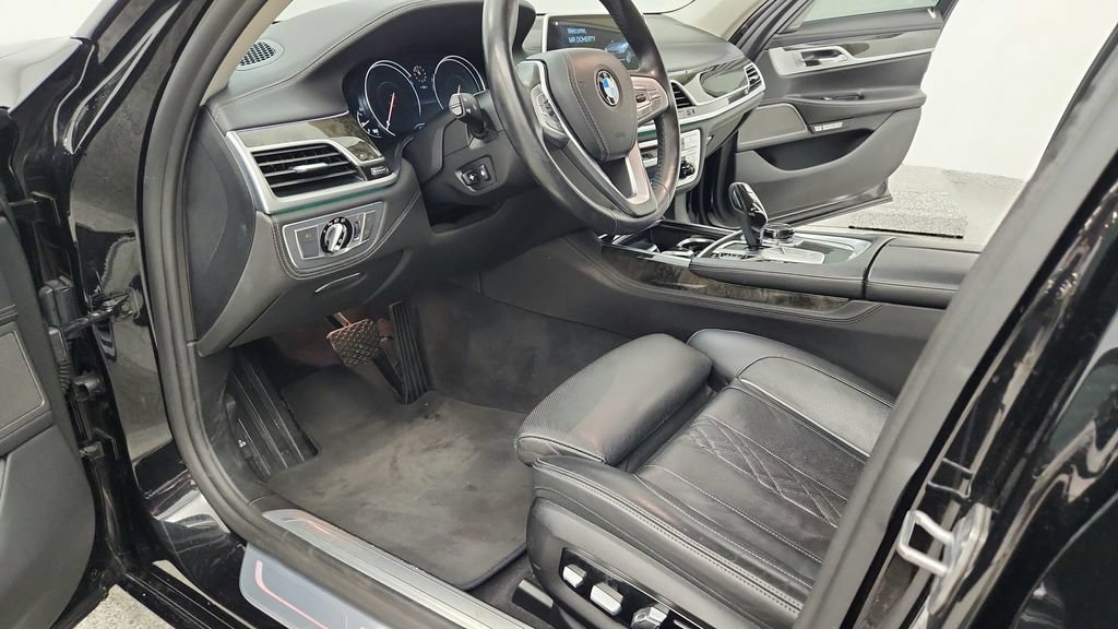 Used 2018 BMW 750i xDrive AWD/4WD image 22