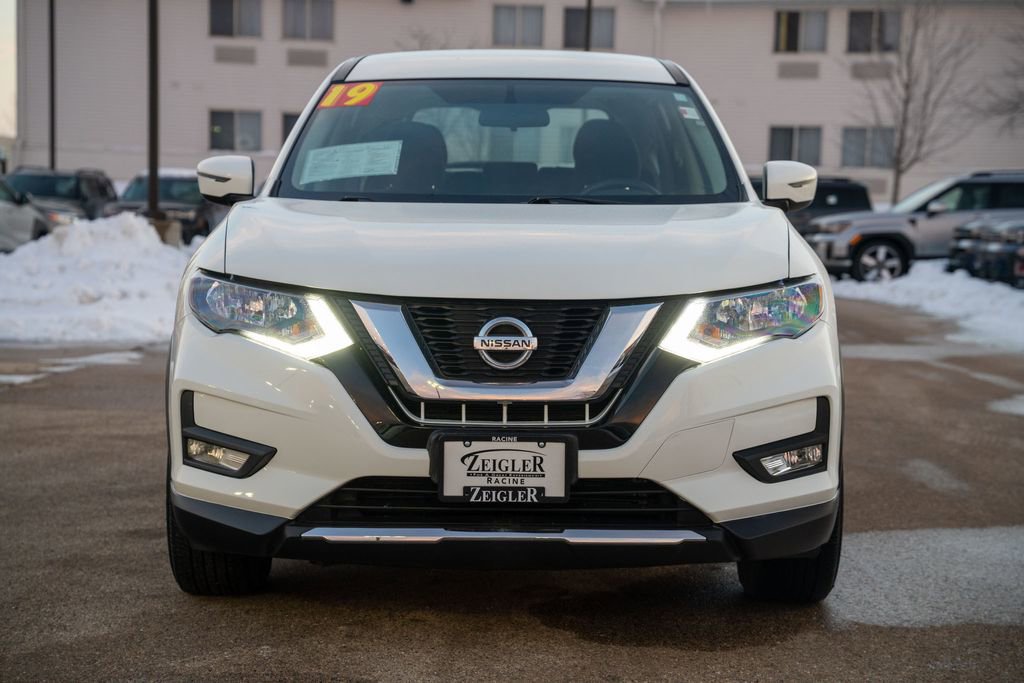 Used 2019 Nissan Rogue SV image 2