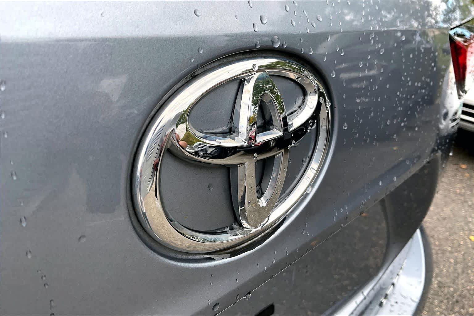 Used 2021 Toyota Highlander LE AWD/4WD image 29