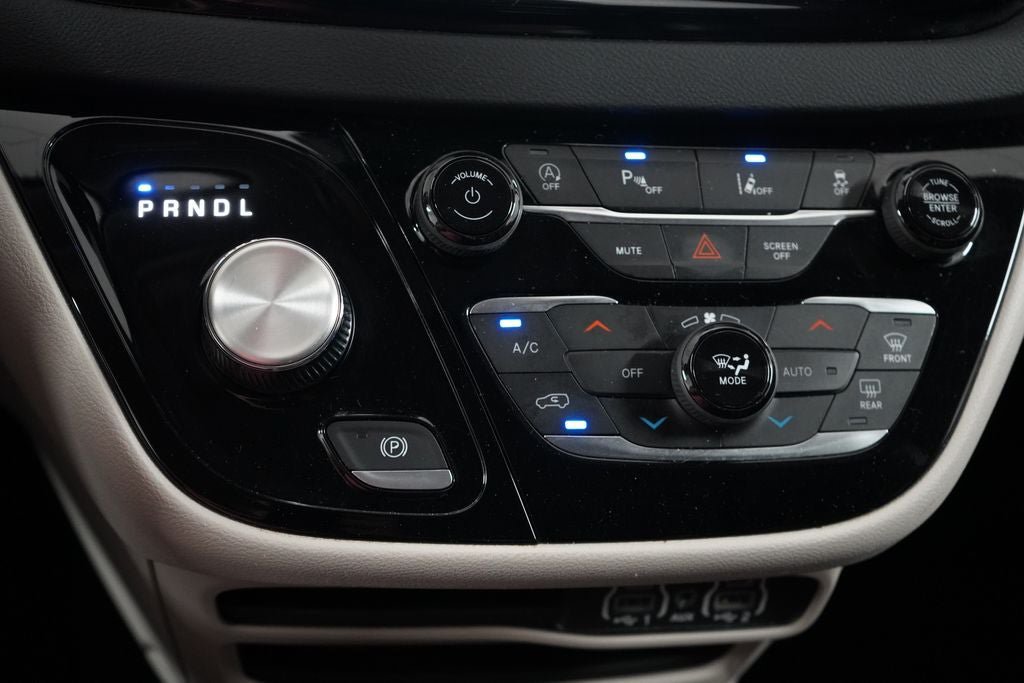 Used 2023 Chrysler Pacifica Touring-L FWD image 24