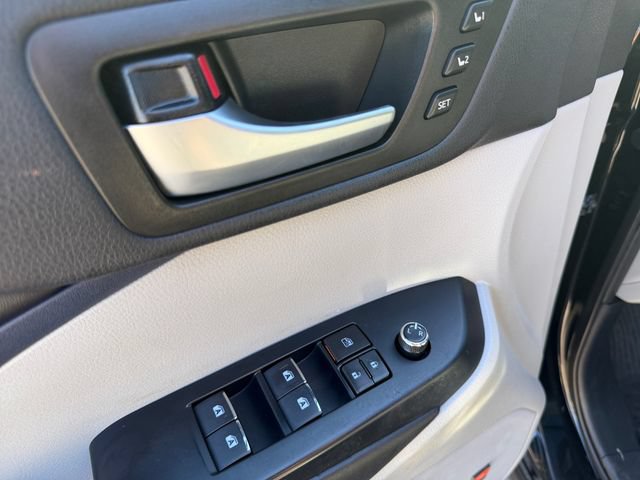 Used 2019 Toyota Highlander Limited Platinum AWD/4WD image 17