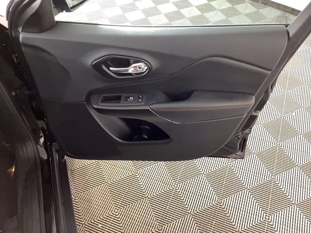 Used 2022 Jeep Cherokee Trailhawk w/ Trailer Tow Group image 9