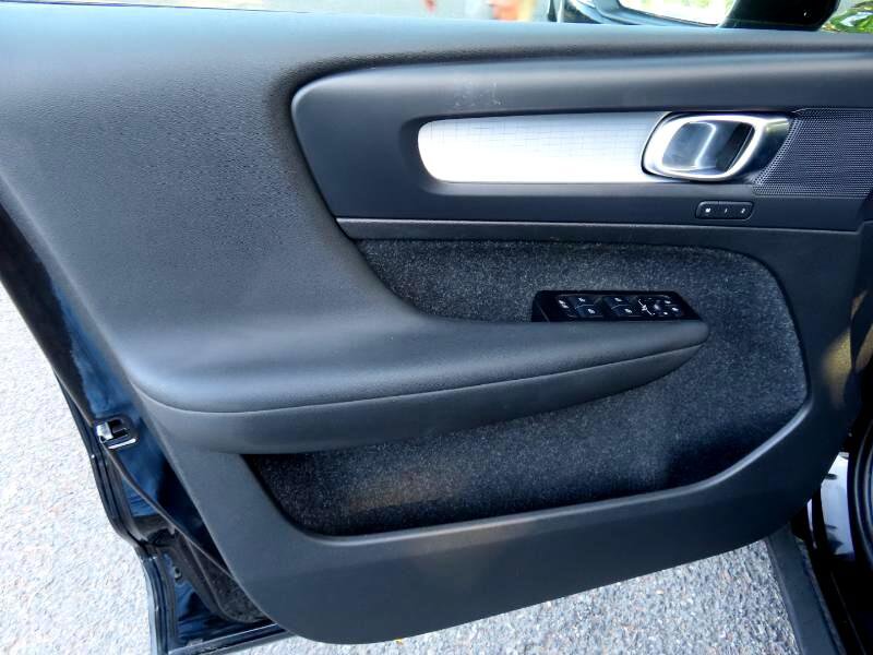 Used 2021 Volvo XC40 T5 Momentum image 6