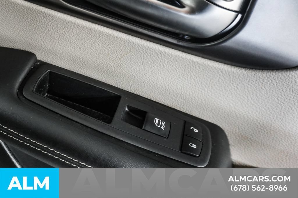 Used 2023 Chrysler Pacifica Touring-L FWD image 44