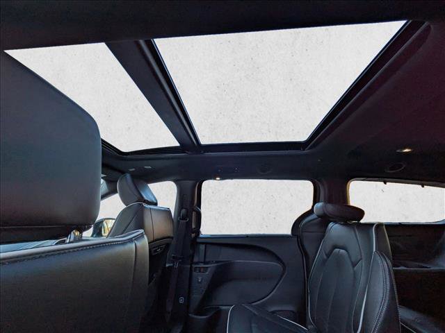 Used 2025 Chrysler Pacifica Limited image 20