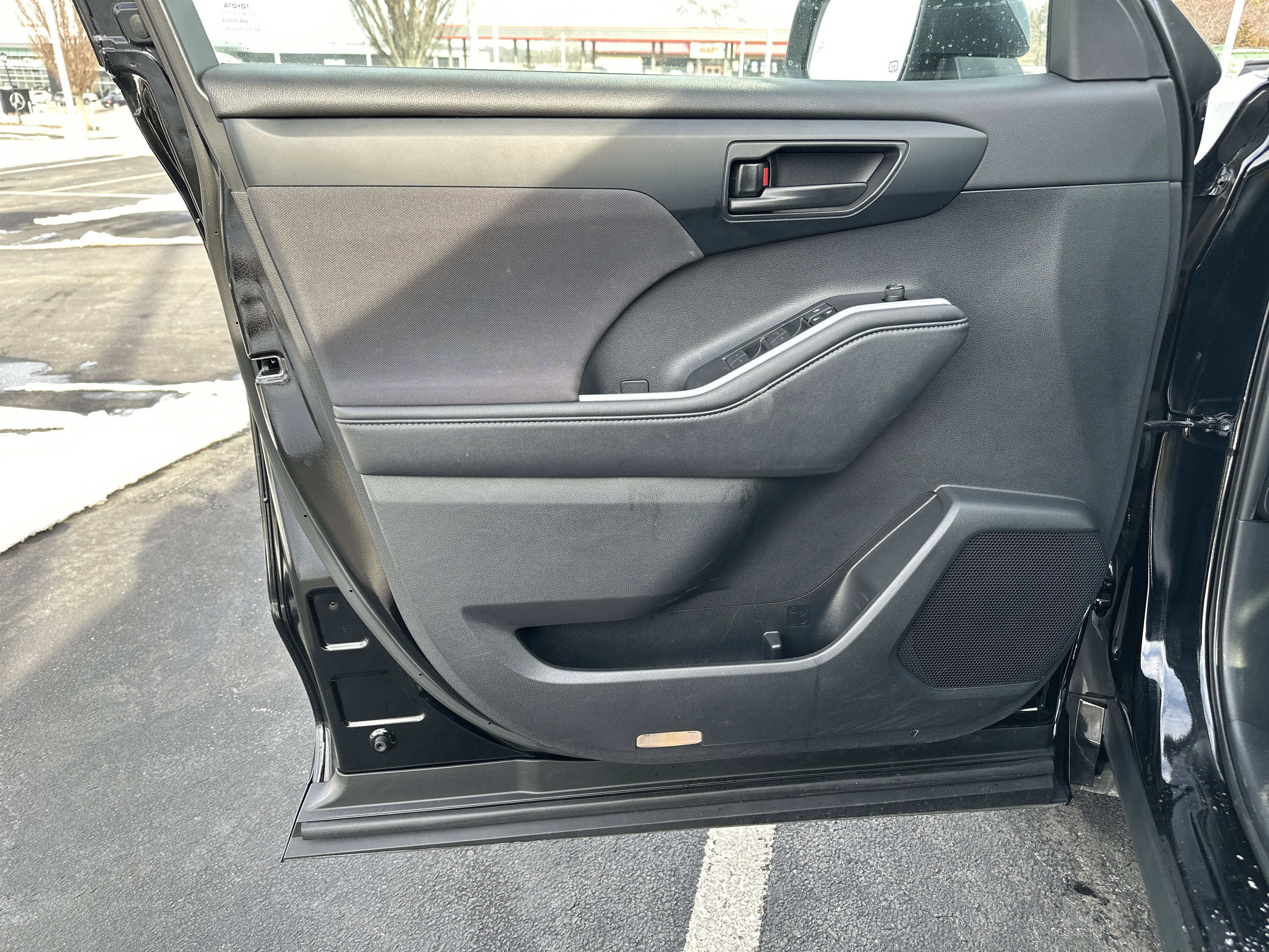 Used 2021 Toyota Highlander LE image 14