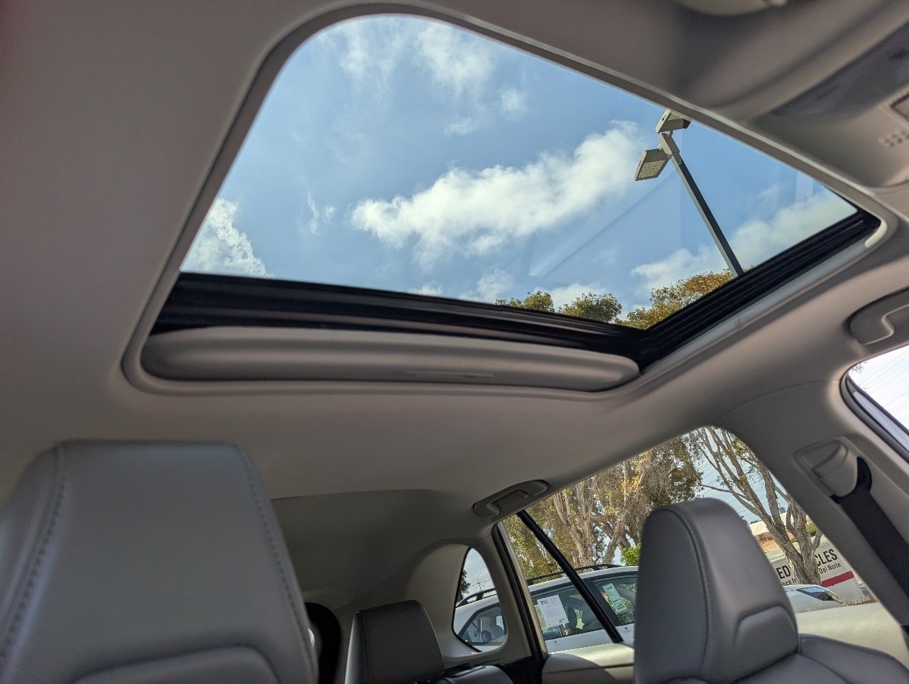 Used 2023 Toyota RAV4 XLE Premium FWD image 3