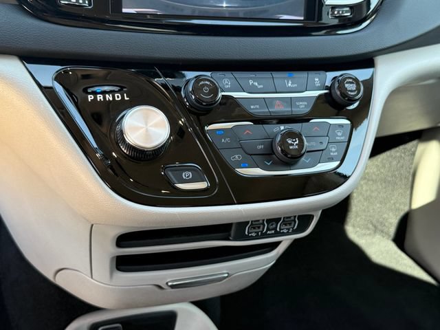 Used 2024 Chrysler Pacifica Touring-L FWD image 24