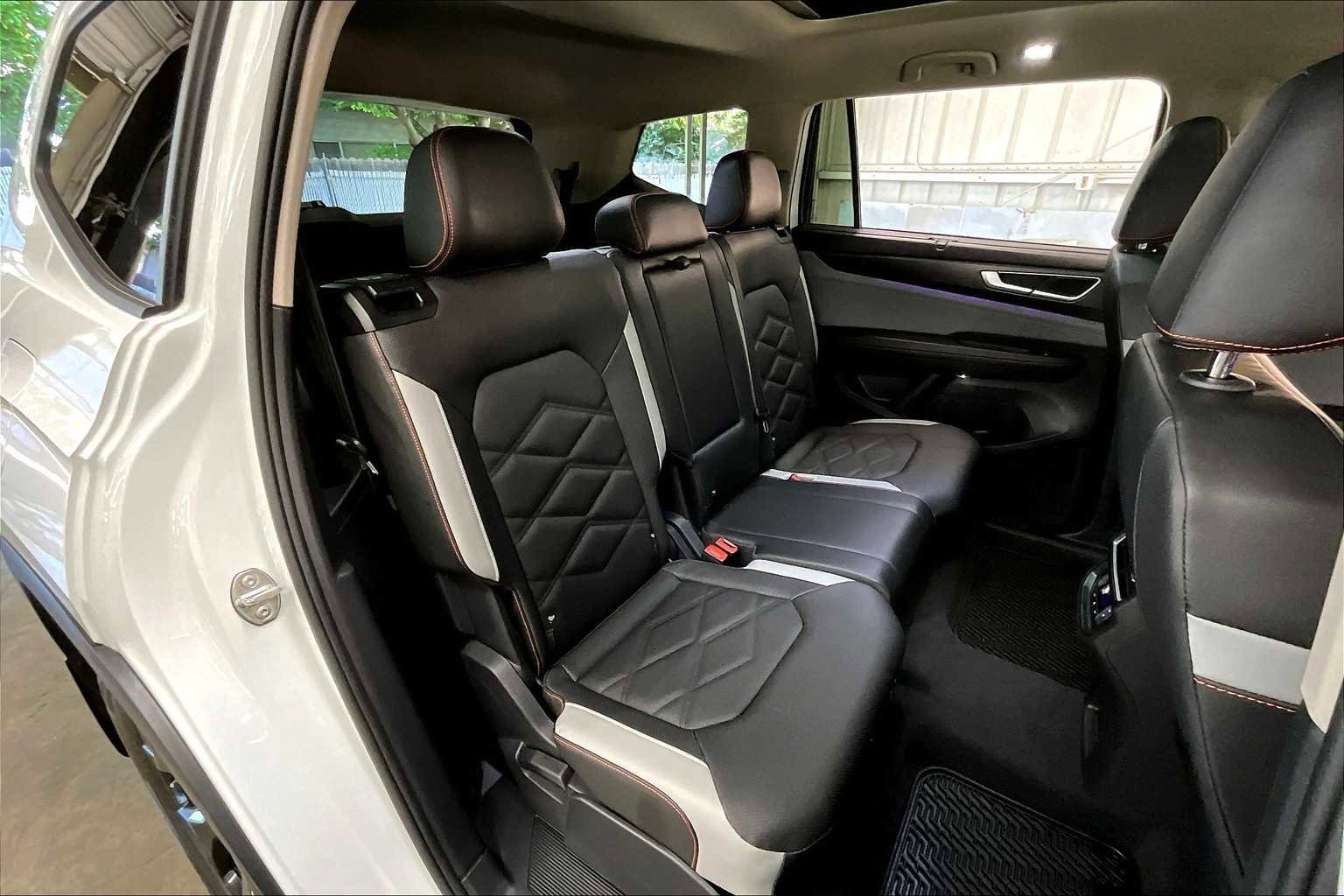 Used 2025 Volkswagen Atlas Peak Edition SE image 30