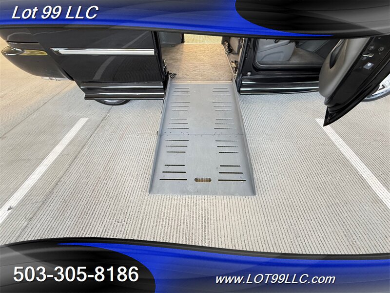 Used 2006 Chrysler Town & Country Touring w/ Trailer Tow Prep Group FWD image 3