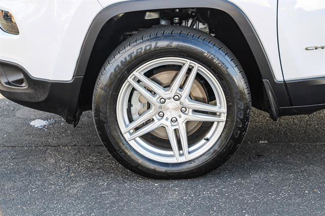 Used 2017 Jeep Cherokee Limited w/ Luxury Group image 9