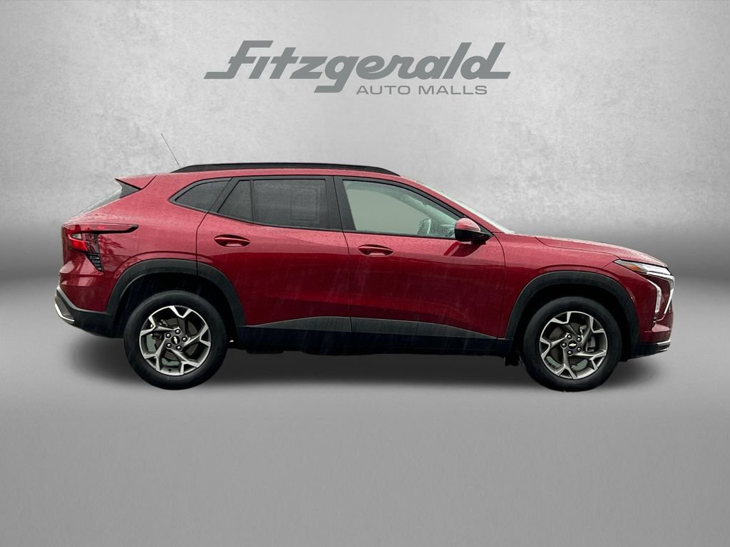 Used 2025 Chevrolet Trax LT FWD image 3