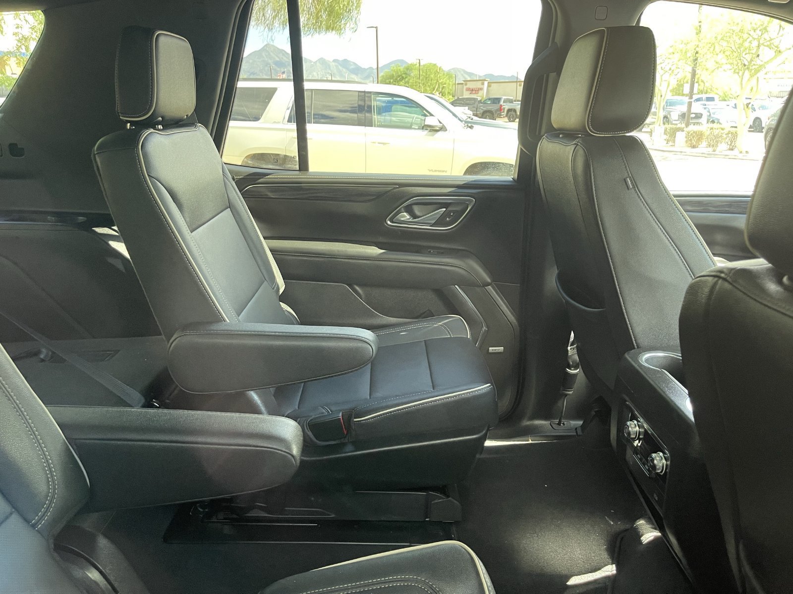 Used 2023 GMC Yukon SLT RWD image 8