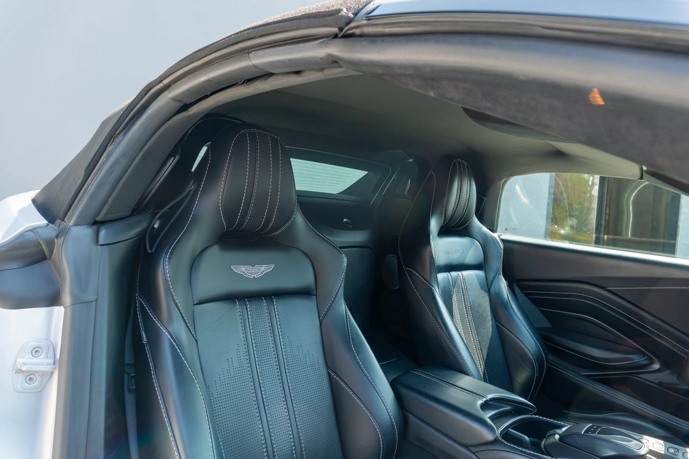 Used 2022 Aston Martin V8 Vantage Roadster RWD image 14