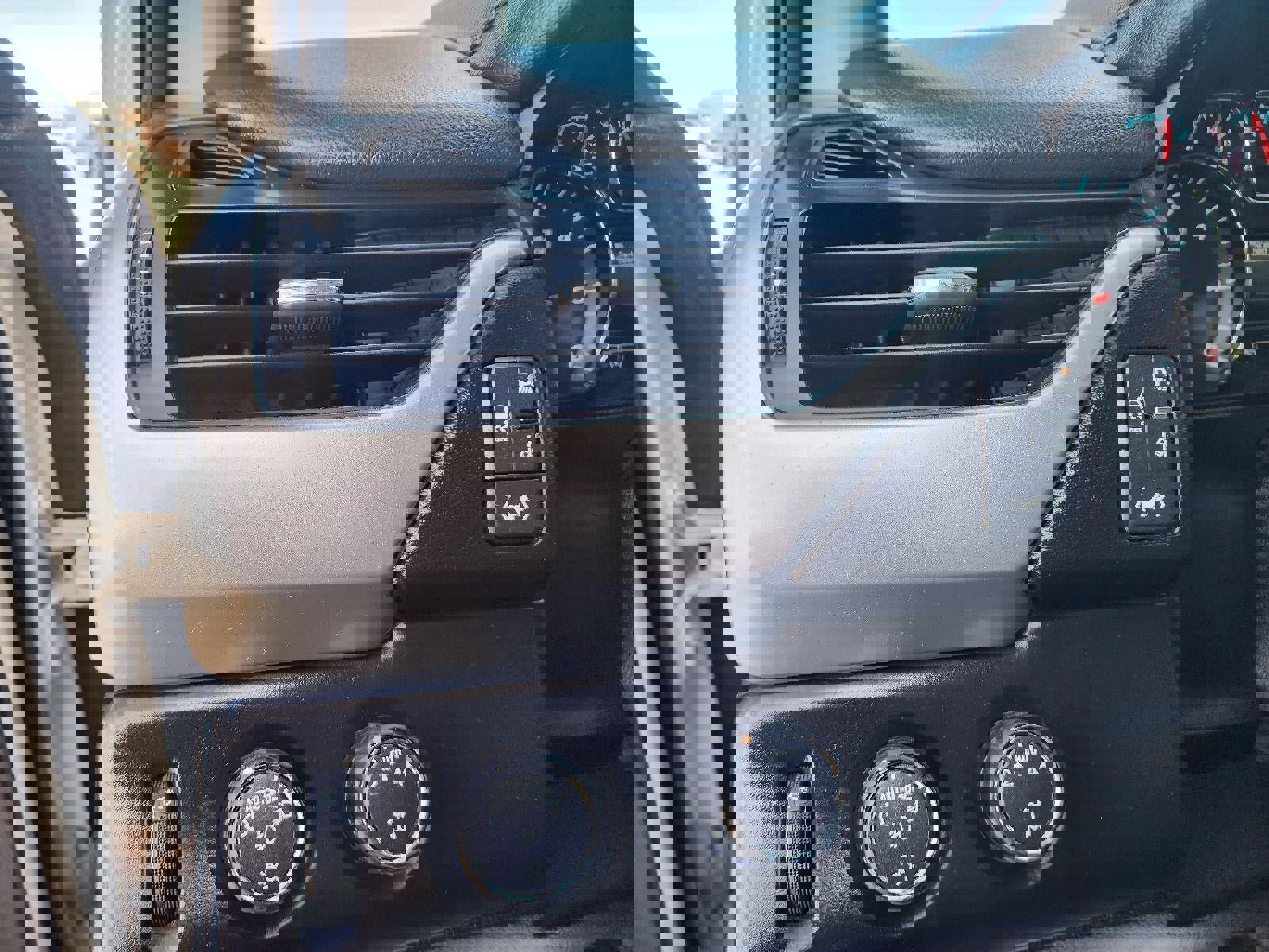 Used 2015 Chevrolet Suburban LTZ image 23