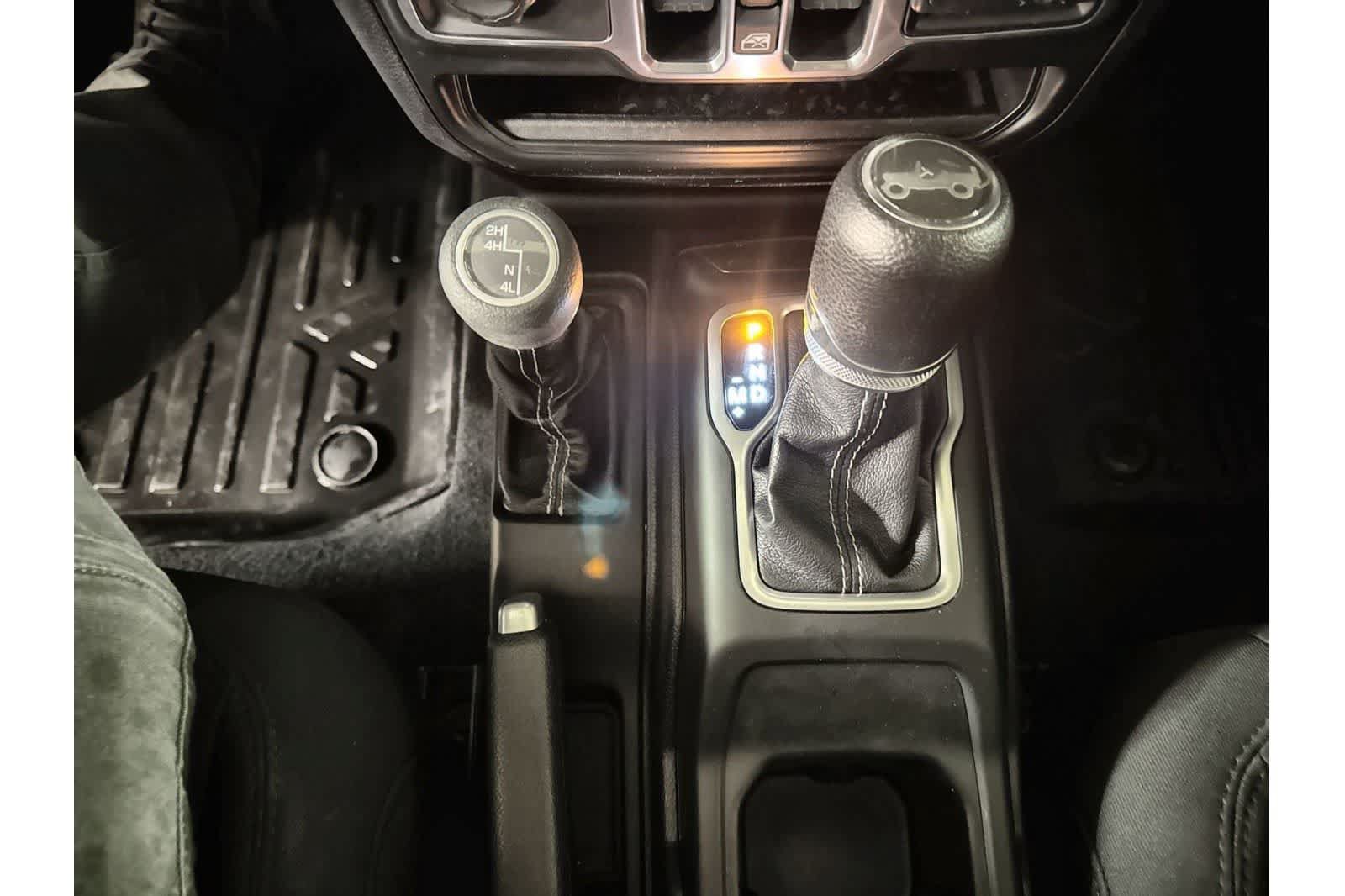 Used 2018 Jeep Wrangler Unlimited Sahara AWD/4WD image 29