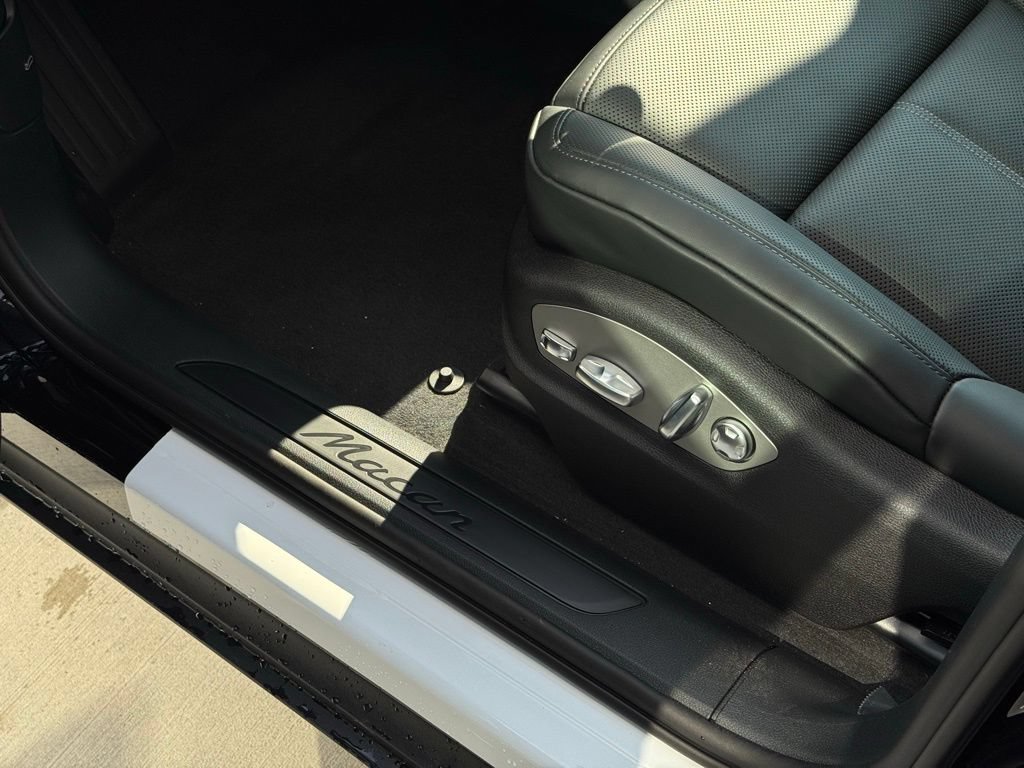 Certified 2025 Porsche Macan AWD/4WD image 40