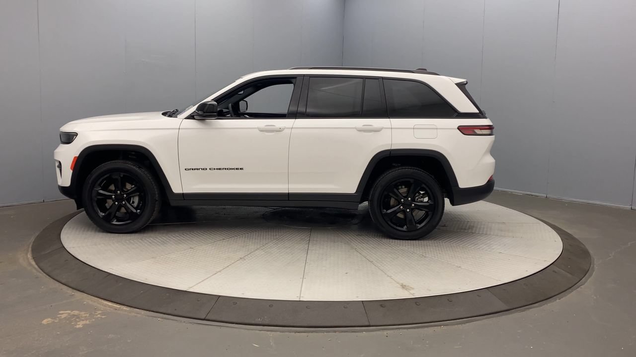 Used 2023 Jeep Grand Cherokee Altitude AWD/4WD image 2
