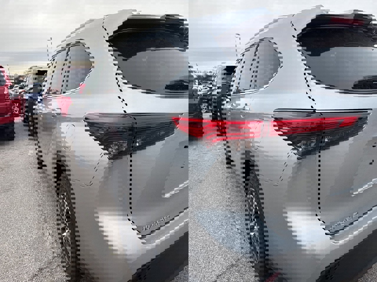 Used 2022 Toyota Highlander XLE image 7